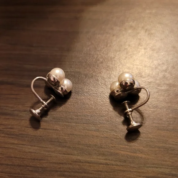 Faux Pearl screw on earrings - Picture 5 of 5